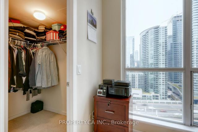 1602 - 218 Queens Quay Way, Condo with 2 bedrooms, 2 bathrooms and 1 parking in Toronto ON | Image 10