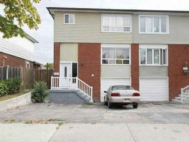 140 Kingswood Dr, House semidetached with 3 bedrooms, 3 bathrooms and 3 parking in Brampton ON | Image 1