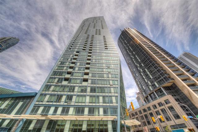 4008 - 8 The Esplanade Ave, Condo with 2 bedrooms, 2 bathrooms and 1 parking in Toronto ON | Image 10