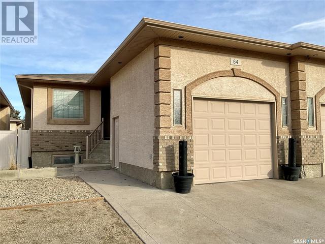 64 Stapleford Crescent, House semidetached with 3 bedrooms, 3 bathrooms and null parking in Regina SK | Image 1