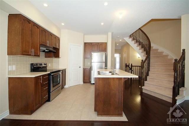 21 Madelon Drive, Townhouse with 3 bedrooms, 3 bathrooms and 2 parking in Ottawa ON | Image 4