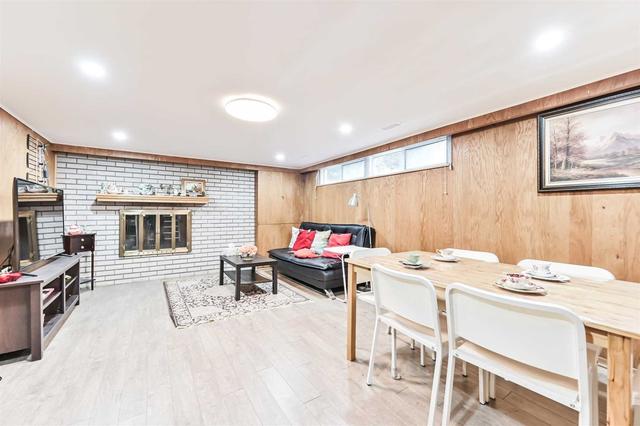 toronto - 60 Beacham Cres, House detached with 4 bedrooms, 2 bathrooms and 5 parking in Toronto ON | Image 11