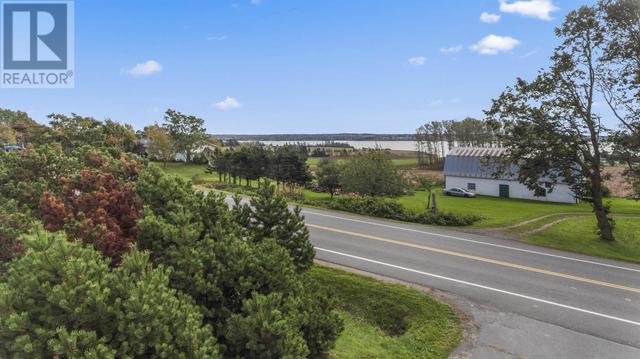 672 Meadowbank Road, House detached with 4 bedrooms, 2 bathrooms and null parking in Cornwall PE | Image 2