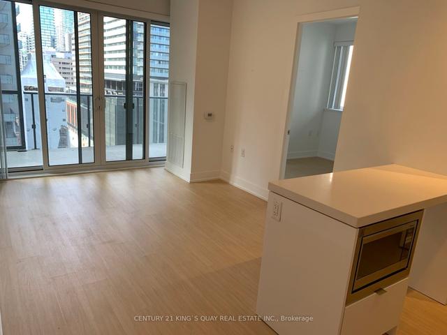 1105 - 7 Grenville St, Condo with 2 bedrooms, 2 bathrooms and 0 parking in Toronto ON | Image 8