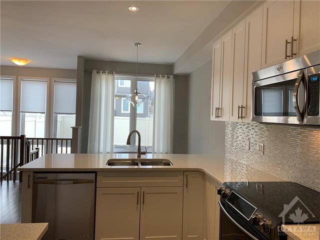 322 Fergus Crescent, Townhouse with 3 bedrooms, 3 bathrooms and 2 parking in Ottawa ON | Image 9