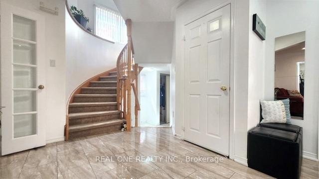 2570 Dinning Crt, House detached with 4 bedrooms, 4 bathrooms and 6 parking in Mississauga ON | Image 2