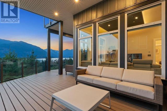 660 Ocean Crest Drive, House detached with 4 bedrooms, 4 bathrooms and 3 parking in Squamish Lillooet D BC | Image 3