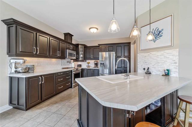 2 Blake Crt, House detached with 3 bedrooms, 3 bathrooms and 10 parking in Wasaga Beach ON | Image 4