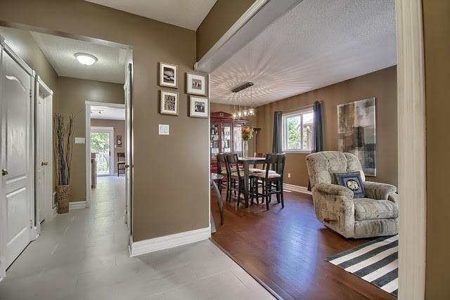 404 Flanagan Crt, House detached with 4 bedrooms, 4 bathrooms and 4 parking in Newmarket ON | Image 3