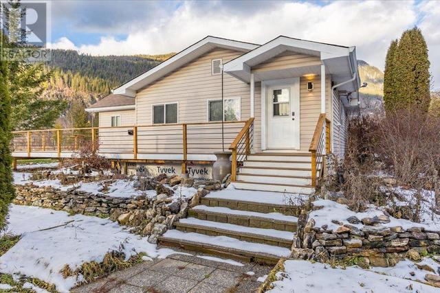 2269 Solsqua Road, House detached with 2 bedrooms, 2 bathrooms and 22 parking in Columbia Shuswap E BC | Image 4