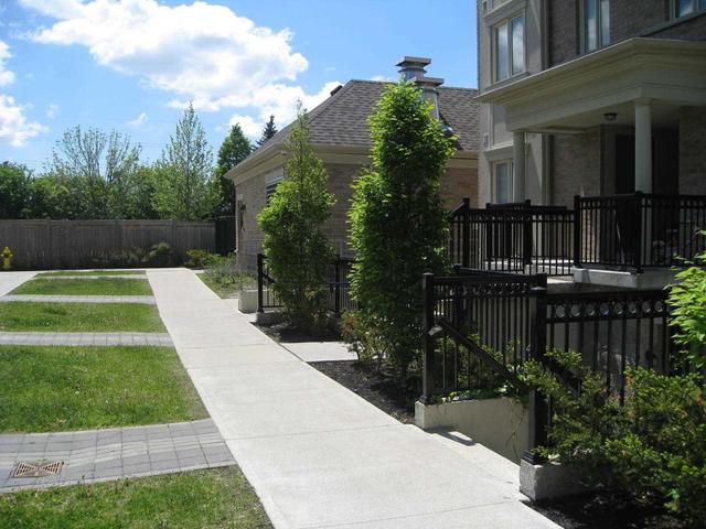123 - 19 Coneflower Cres, Townhouse with 2 bedrooms, 1 bathrooms and 1 parking in Toronto ON | Image 3
