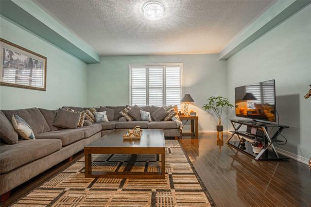 3 Soccavo Cres, Townhouse with 3 bedrooms, 4 bathrooms and 2 parking in Brampton ON | Image 5