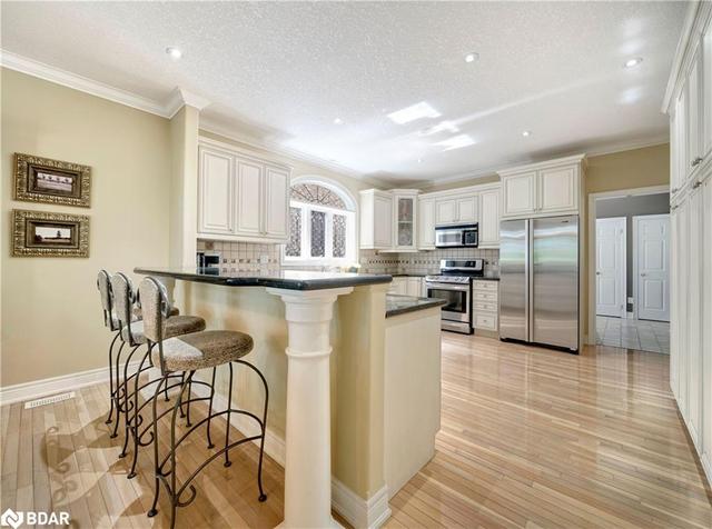 11 Hogan Court, House detached with 2 bedrooms, 3 bathrooms and 6 parking in Barrie ON | Image 4