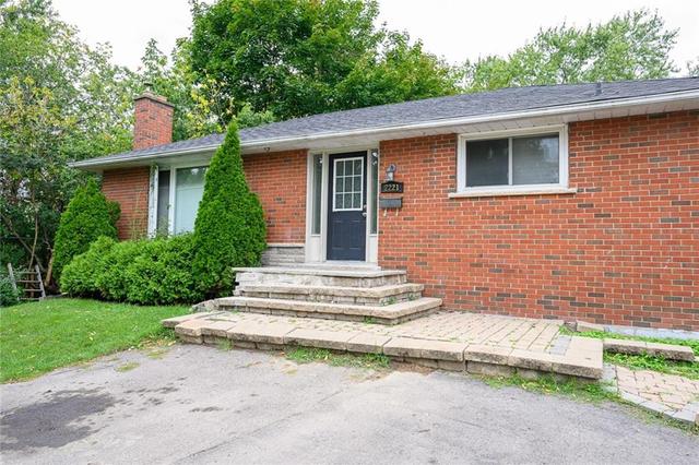 2221 Sunnydale Drive, House detached with 5 bedrooms, 2 bathrooms and 6 parking in Burlington ON | Image 1