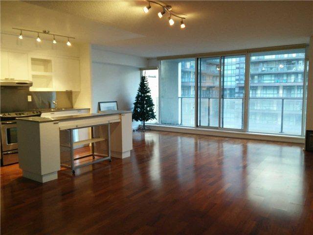 1050 - 111 Elizabeth St, Condo with 2 bedrooms, 2 bathrooms and 1 parking in Toronto ON | Image 2
