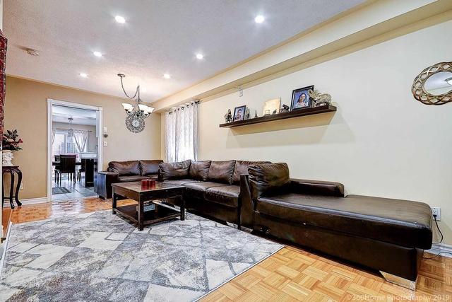 19 Vania Dr, House semidetached with 3 bedrooms, 4 bathrooms and 2 parking in Vaughan ON | Image 2