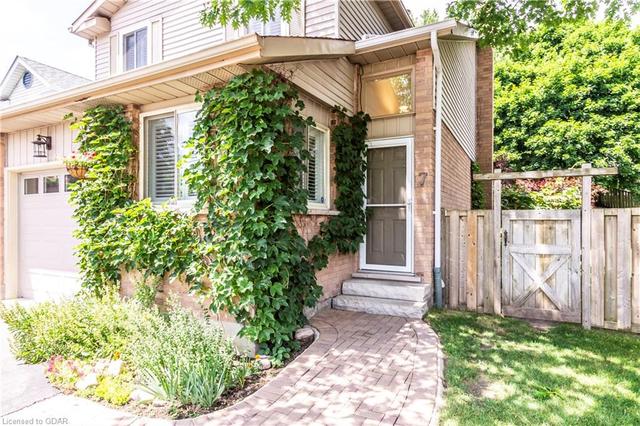 7 Valeriote Place, House detached with 3 bedrooms, 2 bathrooms and 5 parking in Guelph ON | Image 2
