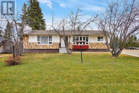 18 50 Avenue, House detached with 3 bedrooms, 1 bathrooms and 2 parking in Ponoka County AB | Card Image