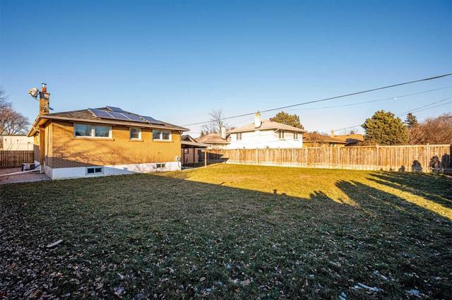 3 Robinglade Dr, House detached with 3 bedrooms, 3 bathrooms and 5 parking in Toronto ON | Image 24
