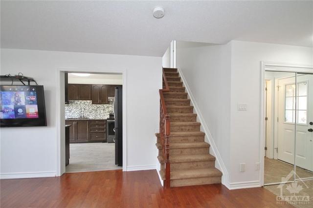 402 Meadowhawk Crescent, Townhouse with 3 bedrooms, 2 bathrooms and 2 parking in Ottawa ON | Image 16