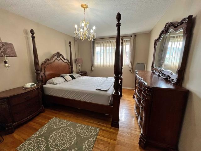 28 Maitland St, House detached with 3 bedrooms, 2 bathrooms and 2 parking in Brampton ON | Image 4