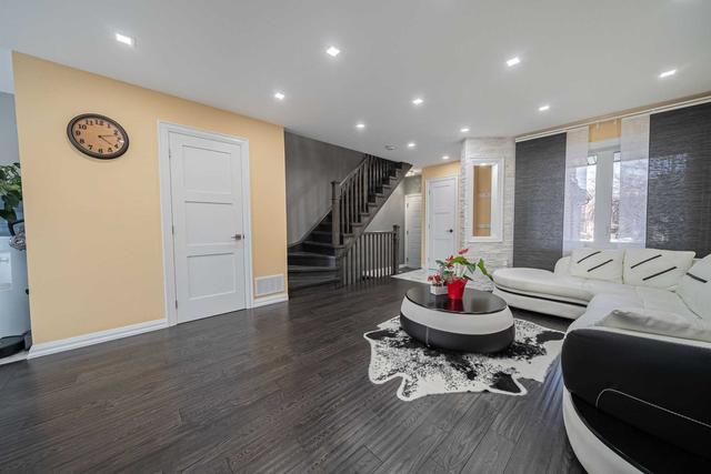 2825 Westbury Crt, House semidetached with 4 bedrooms, 4 bathrooms and 5 parking in Mississauga ON | Image 37