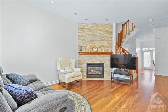 91 Bandelier Way, Townhouse with 3 bedrooms, 3 bathrooms and 3 parking in Ottawa ON | Image 5