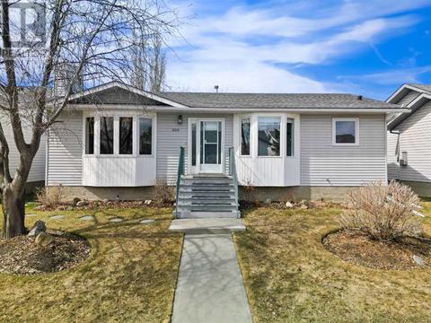 909 17 Street Se, House detached with 3 bedrooms, 3 bathrooms and 2 parking in High River AB | Card Image