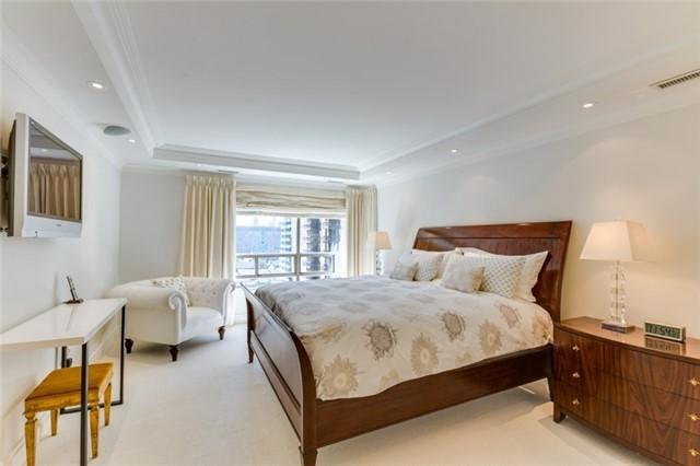 1001 - 1132 Bay St, Condo with 3 bedrooms, 3 bathrooms and 1 parking in Toronto ON | Image 11
