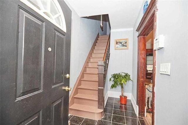 216 Park St N, House detached with 3 bedrooms, 2 bathrooms and 2 parking in Hamilton ON | Image 2