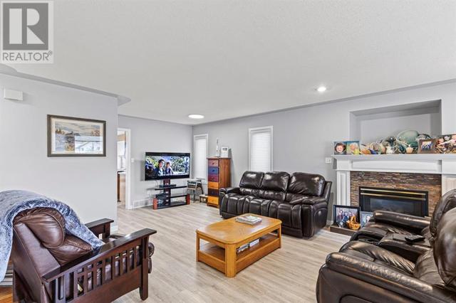 9757 93 Avenue, House detached with 5 bedrooms, 3 bathrooms and 4 parking in Wembley AB | Image 3