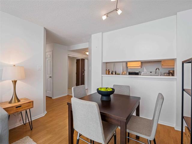 1102 - 717 Bay St, Condo with 2 bedrooms, 2 bathrooms and 1 parking in Toronto ON | Image 5