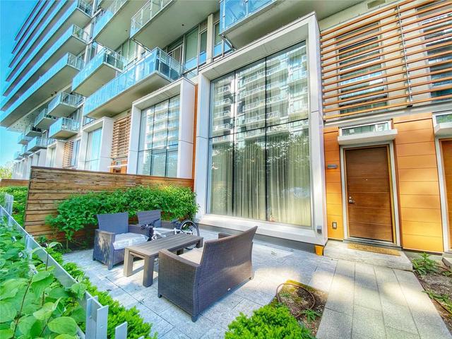 th125 - 29 Queens Quay E, Townhouse with 2 bedrooms, 3 bathrooms and 1 parking in Toronto ON | Image 1