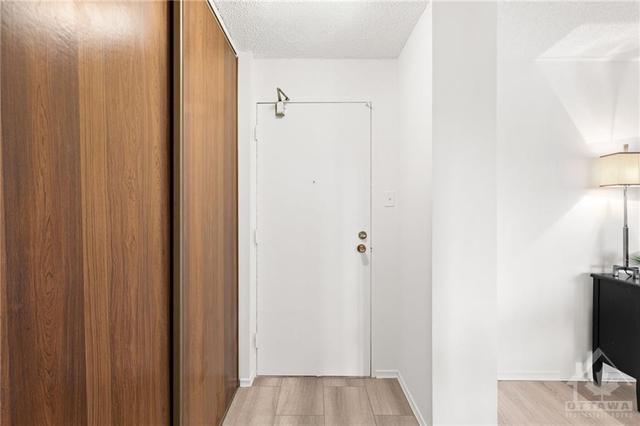 502 - 665 Bathgate Drive, Condo with 2 bedrooms, 1 bathrooms and 1 parking in Ottawa ON | Image 2