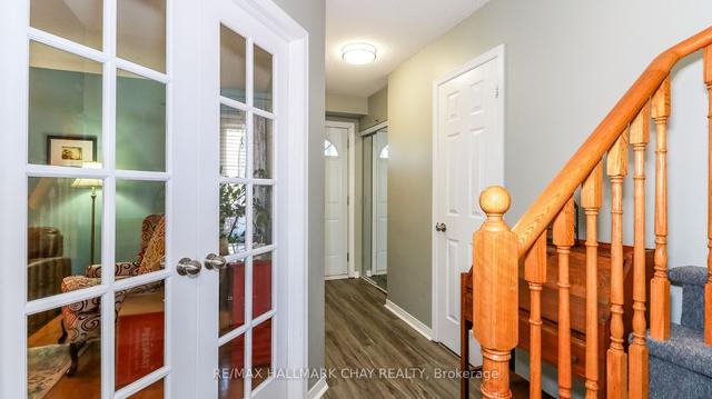 26 Wallace Dr, House attached with 3 bedrooms, 4 bathrooms and 5 parking in Barrie ON | Image 5