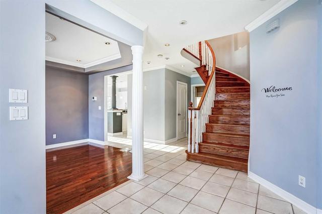 22 Summer Valley Dr, House detached with 4 bedrooms, 3 bathrooms and 4 parking in Brampton ON | Image 3