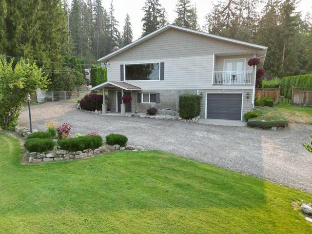 307 Nelson Avenue, House detached with 4 bedrooms, 3 bathrooms and null parking in Nakusp BC | Image 2