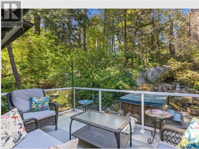 960 Carolwood Dr, House detached with 3 bedrooms, 2 bathrooms and 6 parking in Saanich BC | Image 33