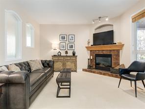 40 Crestmont Way Sw, House detached with 3 bedrooms, 2 bathrooms and 4 parking in Calgary AB | Image 1