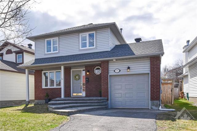 696 Morewood Crescent, House detached with 3 bedrooms, 3 bathrooms and 3 parking in Ottawa ON | Image 2