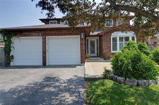 2209 Marisha Crt, House detached with 4 bedrooms, 3 bathrooms and 4 parking in Oakville ON | Image 2