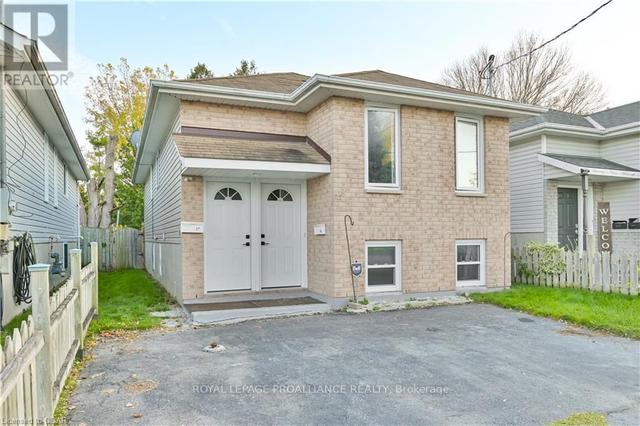 a - 27 Metcalfe St, House detached with 2 bedrooms, 1 bathrooms and 6 parking in Quinte West ON | Image 1