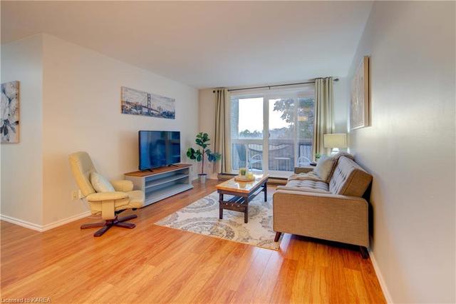 Spacious Living Room- Facing North West | Image 8