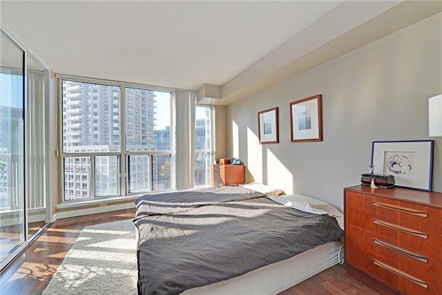 1002 - 24 Wellesley St W, Condo with 1 bedrooms, 2 bathrooms and 1 parking in Toronto ON | Image 9