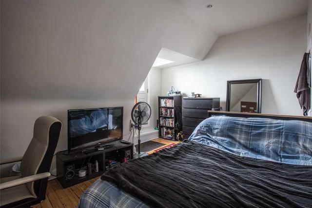 Upper - 345 Markham St, House semidetached with 3 bedrooms, 1 bathrooms and 1 parking in Toronto ON | Image 8