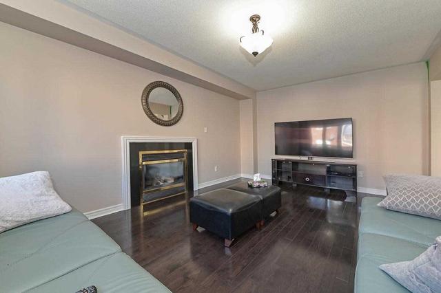 19 Ferncastle Cres, House detached with 4 bedrooms, 4 bathrooms and 6 parking in Brampton ON | Image 3