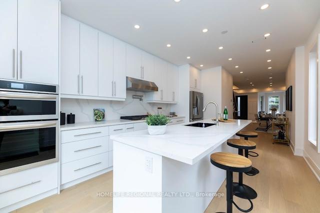 734 Richmond St W, House attached with 3 bedrooms, 5 bathrooms and 1 parking in Toronto ON | Image 2