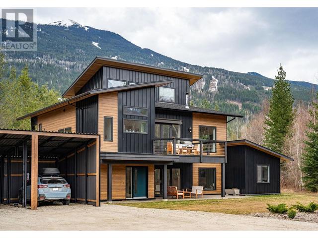 3108 Airport Way, House detached with 8 bedrooms, 7 bathrooms and null parking in Columbia Shuswap B BC | Image 4