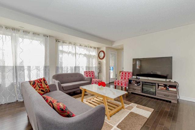 200 Veterans Dr, Townhouse with 3 bedrooms, 3 bathrooms and 2 parking in Brampton ON | Image 2