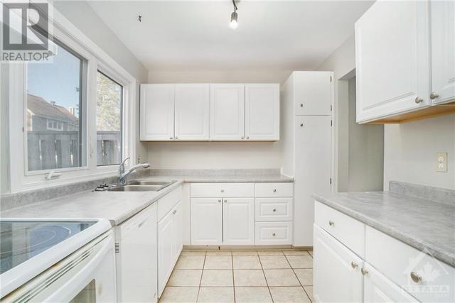 338 Stowe Court, Townhouse with 3 bedrooms, 2 bathrooms and 1 parking in Ottawa ON | Image 10